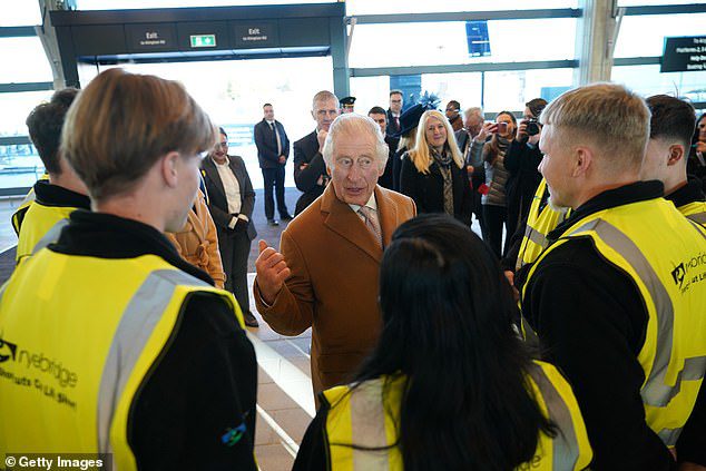 König Karl III. trifft bei einem Besuch eine Gruppe von Auszubildenden, die bei DART gearbeitet haben und von denen viele inzwischen eine Festanstellung übernommen haben, um mehr über das neue kabelgebundene Nahverkehrssystem zu erfahren, das den Bahnhof Luton Airport Parkway mit dem Londoner Flughafen Luton verbinden wird .