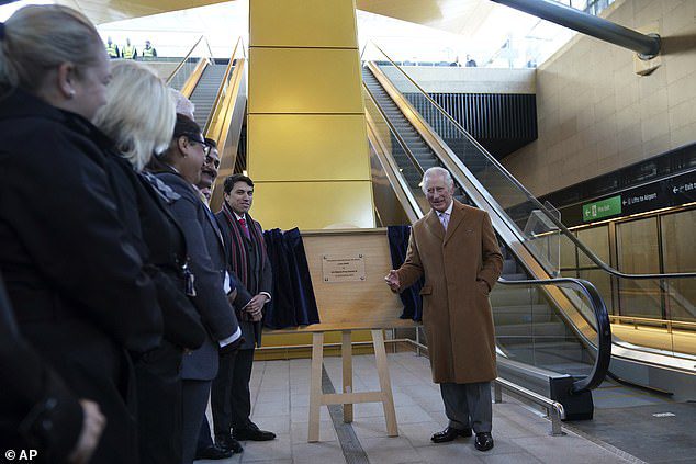 Der britische König Karl III. enthüllt bei seinem Besuch am Flughafen Luton, wo er das neue seilgezogene Nahverkehrssystem für Personen besichtigte, eine Gedenktafel.