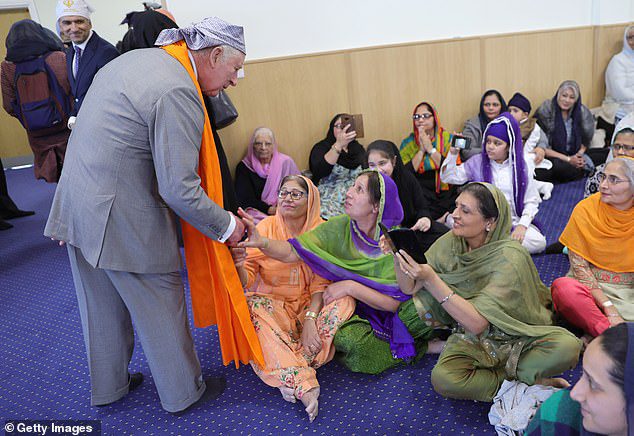 König Karl III. spricht bei einem Besuch im neu erbauten Guru Nanak Gurdwara zu Mitgliedern der Gemeinde