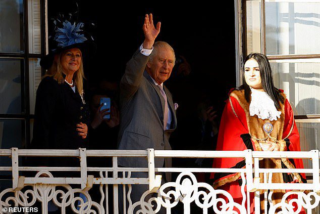 Der britische König Charles III. winkt der Menge bei seinem Besuch im Rathaus von Luton am Dienstag zu