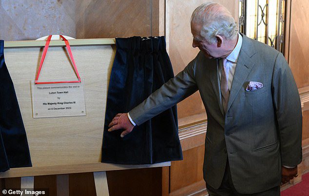 König Karl III. enthüllte am Dienstag eine Gedenktafel zum Gedenken an seinen Besuch im Rathaus von Luton