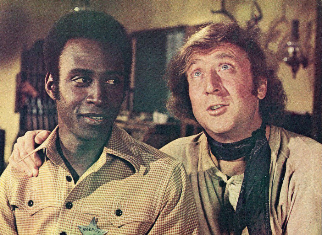 Gene Wilder (rechts) legt in einem Standbild aus dem Film seinen Arm um Cleavon Littles Schulter, "lodernde Sättel," Regie: Mel Brooks, 1974.