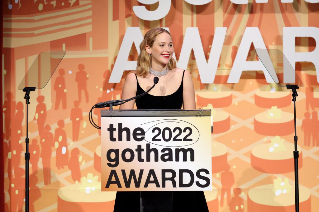 Jennifer Lawrence spricht auf der Bühne während der Gotham Awards Gala 2022 in der Cipriani Wall Street am 28. November 2022 in New York City.