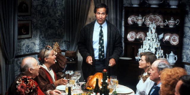 Beverly D'Angelo gewährte den Fans einen Blick hinter die Kulissen der Entstehung von 1989 "National Lampoon: Die Weihnachtsferien" Während seines jüngsten Auftritts auf "Filmische Weihnachtsreise" Podcast.