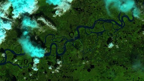 Die Daten der SWOT werden das von der USGS entwickelte System zur Messung des Anstiegs und der Strömung von zuvor nicht überwachten Flüssen Alaskas ergänzen.  Der Landsat-Satellit hat dieses Bild des Yukon River in der Nähe des Dorfes Stevens in Alaska aufgenommen.