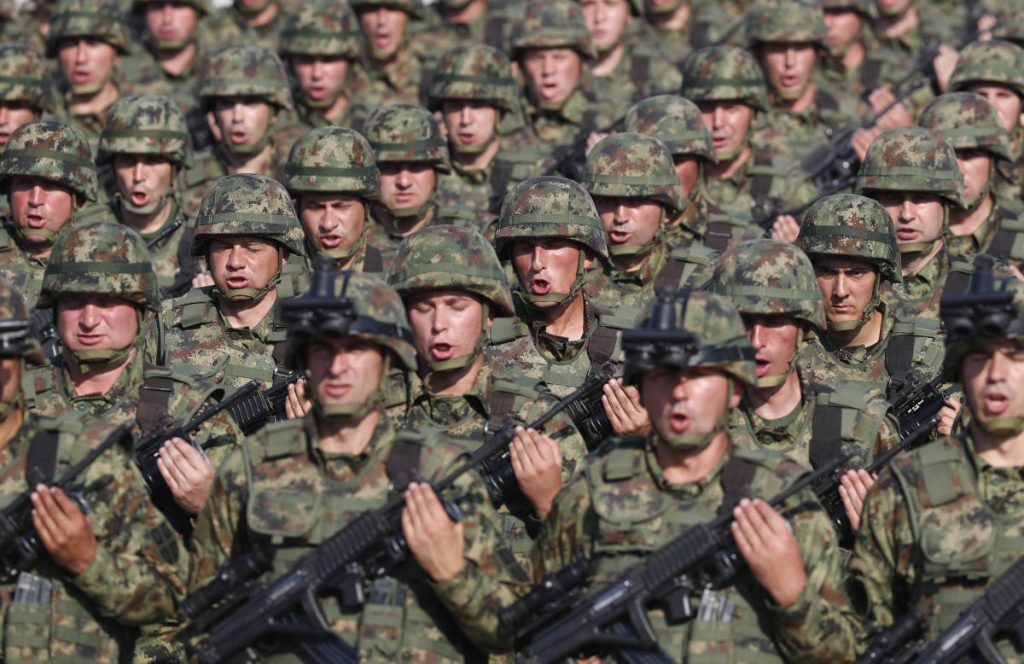 Angesichts der zunehmenden Spannungen strebt Serbien die Rückkehr seiner Streitkräfte in den Kosovo an