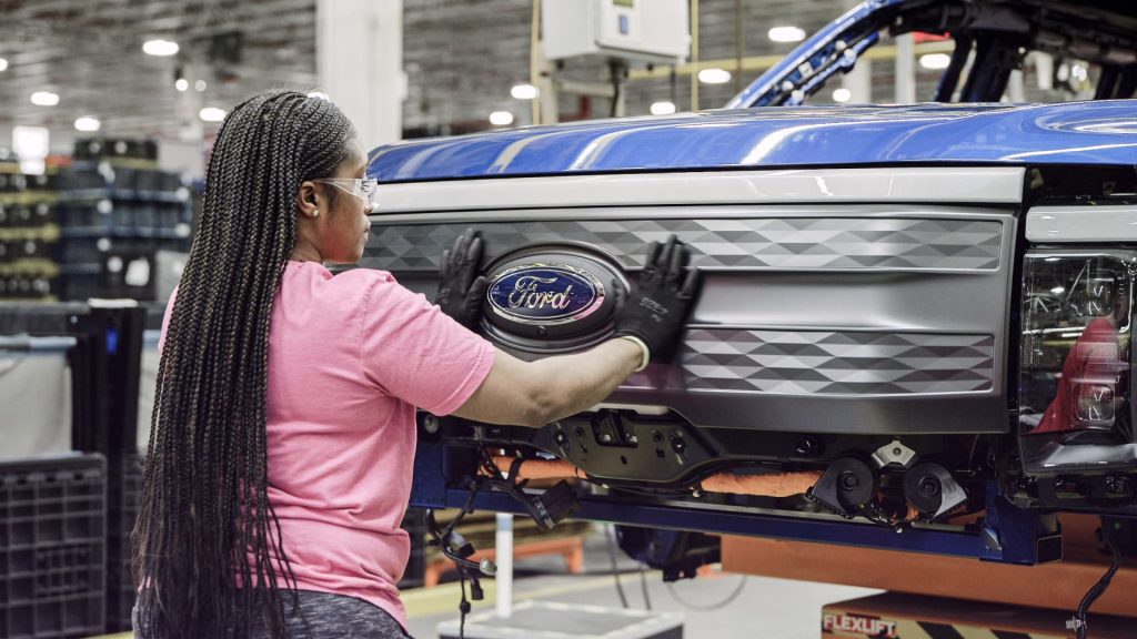 Der CEO von Ford sagt, dass 65 % der US-Händler dem Verkauf von Elektrofahrzeugen zustimmen