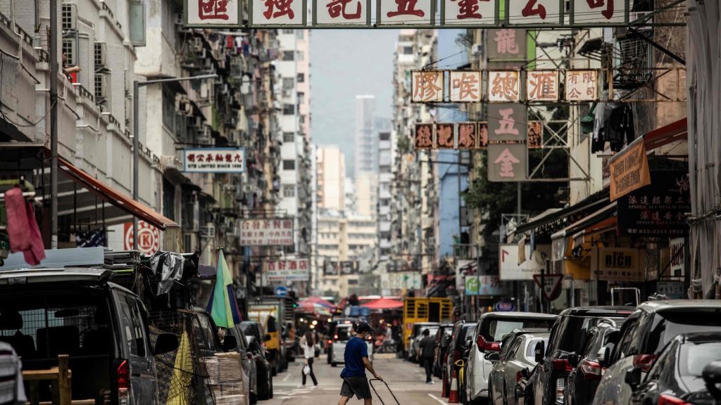 Die Aktien von Hongkong stiegen um etwa 3 %, nachdem Berichten zufolge die Stadt erwogen hatte, ein Covid-Gesetz zu lockern